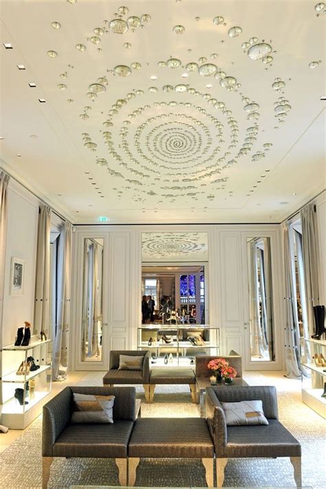 milan dior boutique.